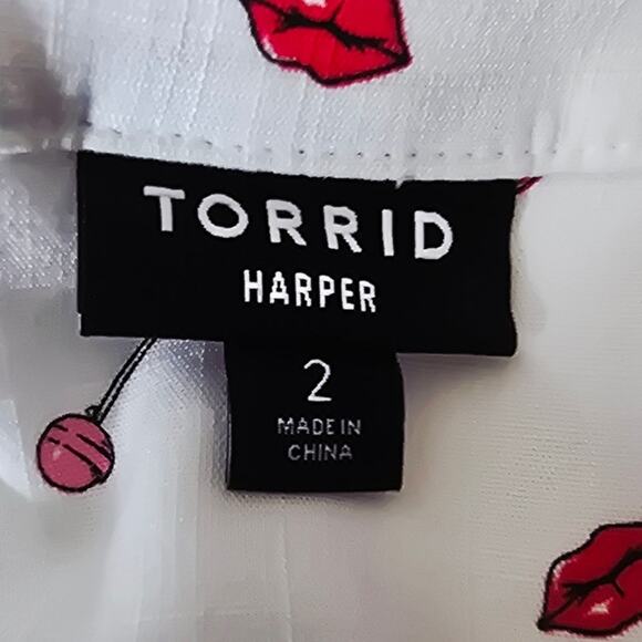 Torrid Harper White Red Lips Suckers Women's Roll-Up Sleeve Work Blouse 2 - 2X - Picture 5 of 7